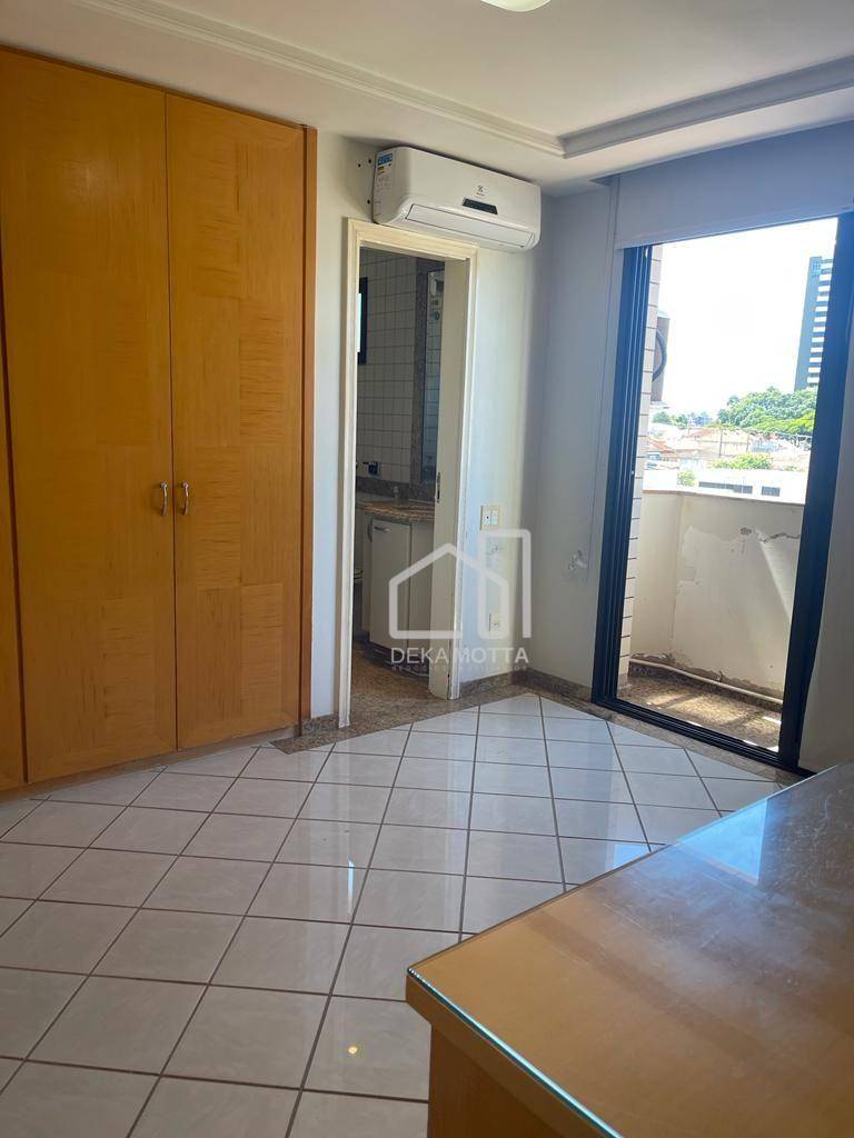 Apartamento à venda com 4 quartos, 208m² - Foto 2