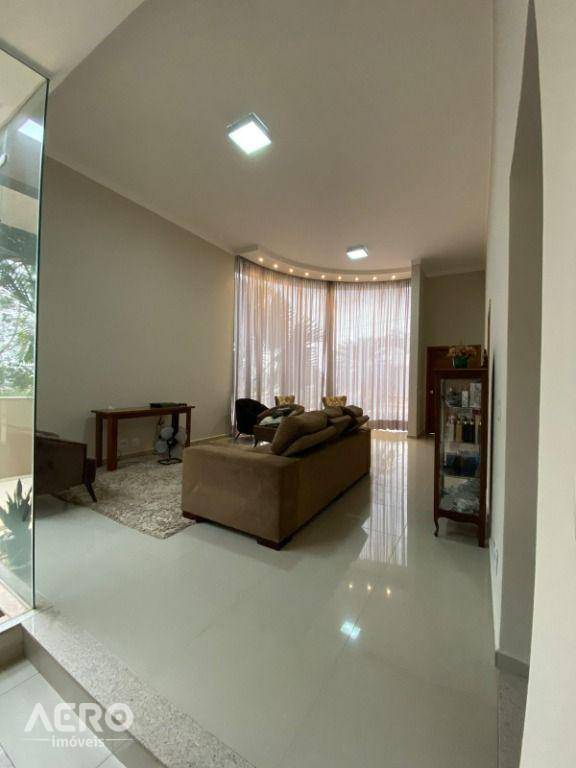 Casa de Condomínio à venda com 3 quartos, 210m² - Foto 3