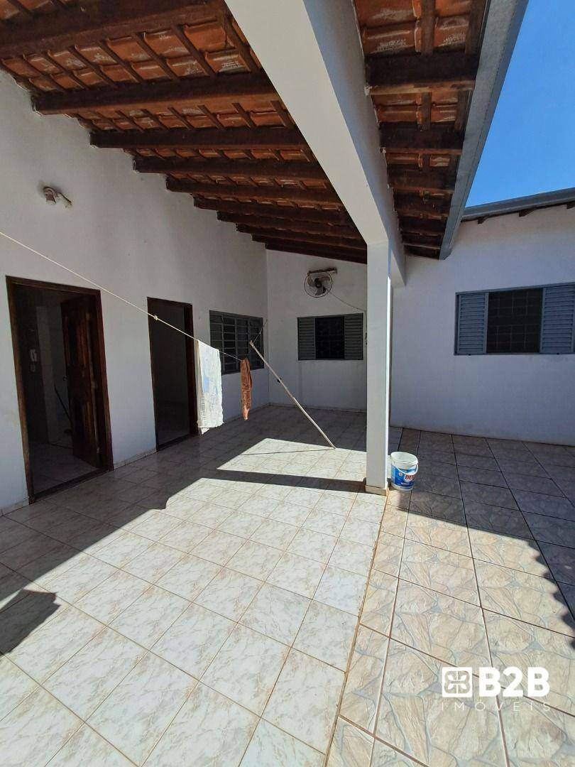Casa à venda com 4 quartos, 198m² - Foto 2