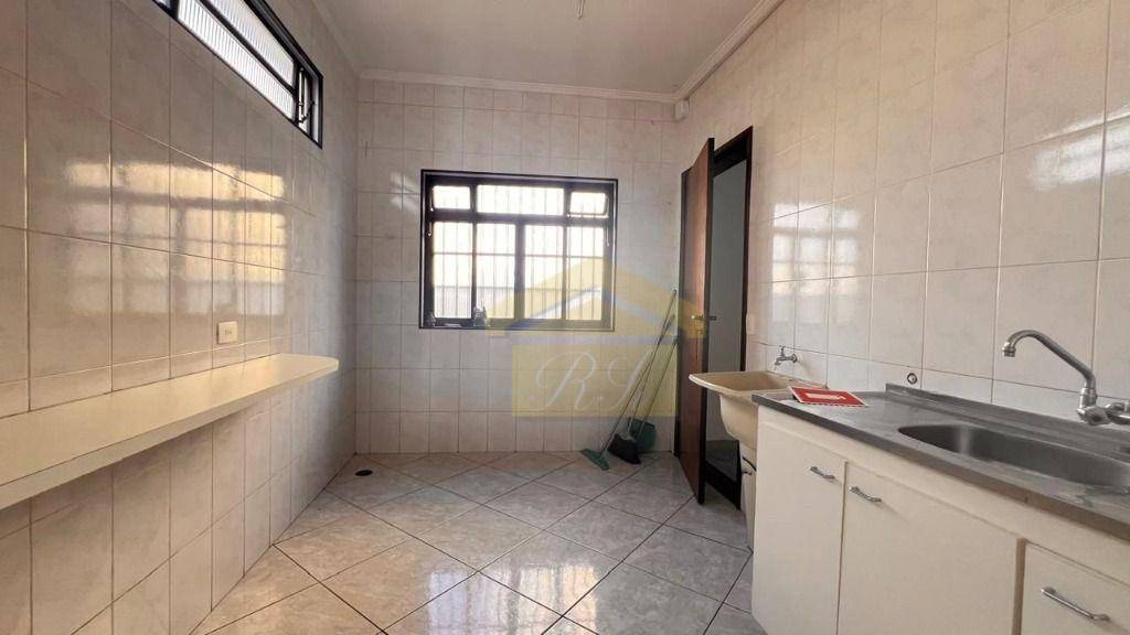 Casa para alugar com 3 quartos, 200m² - Foto 3