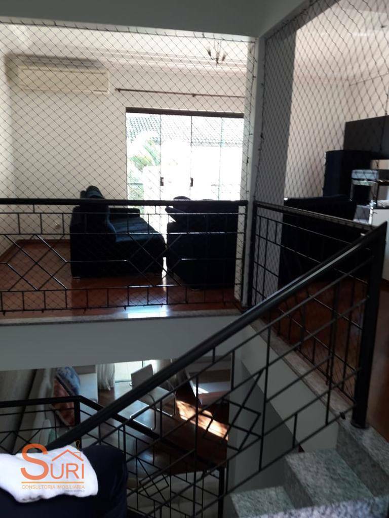 Casa à venda com 3 quartos, 320m² - Foto 1