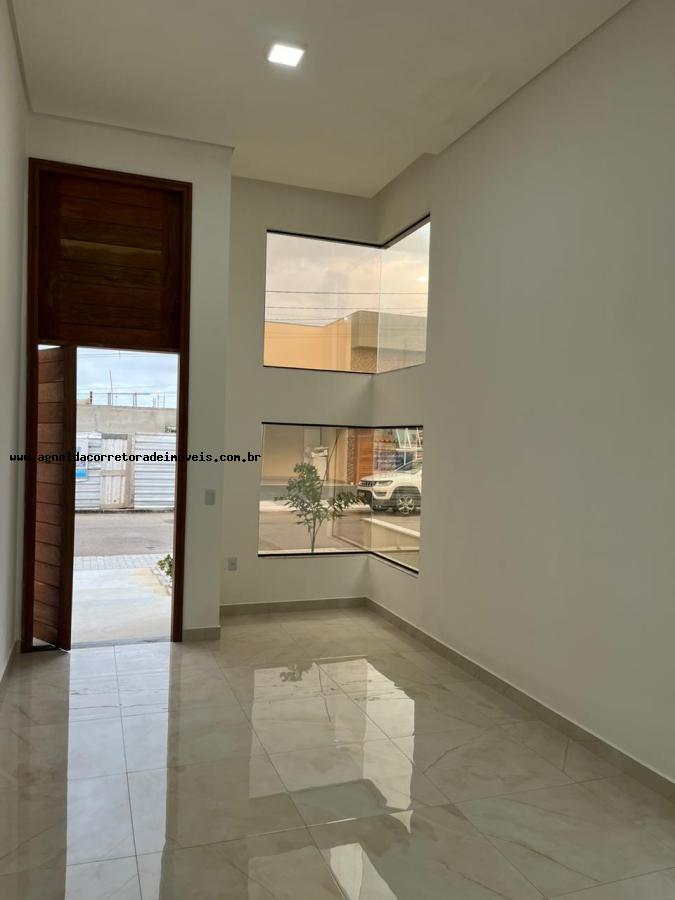 Casa de Condomínio à venda com 3 quartos, 220m² - Foto 1