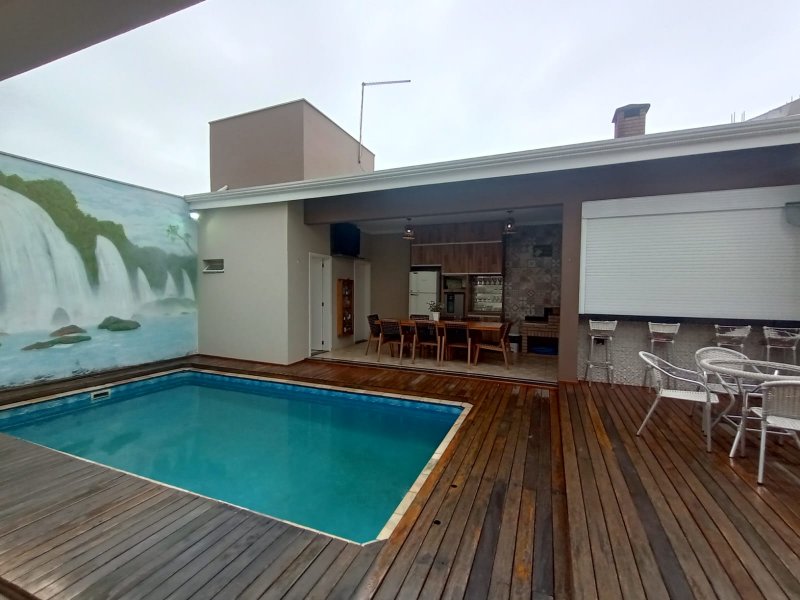 Casa à venda com 3 quartos, 268m² - Foto 2