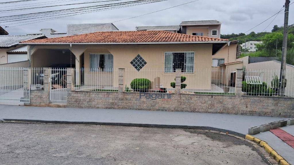 Casa à venda com 2 quartos, 180m² - Foto 1