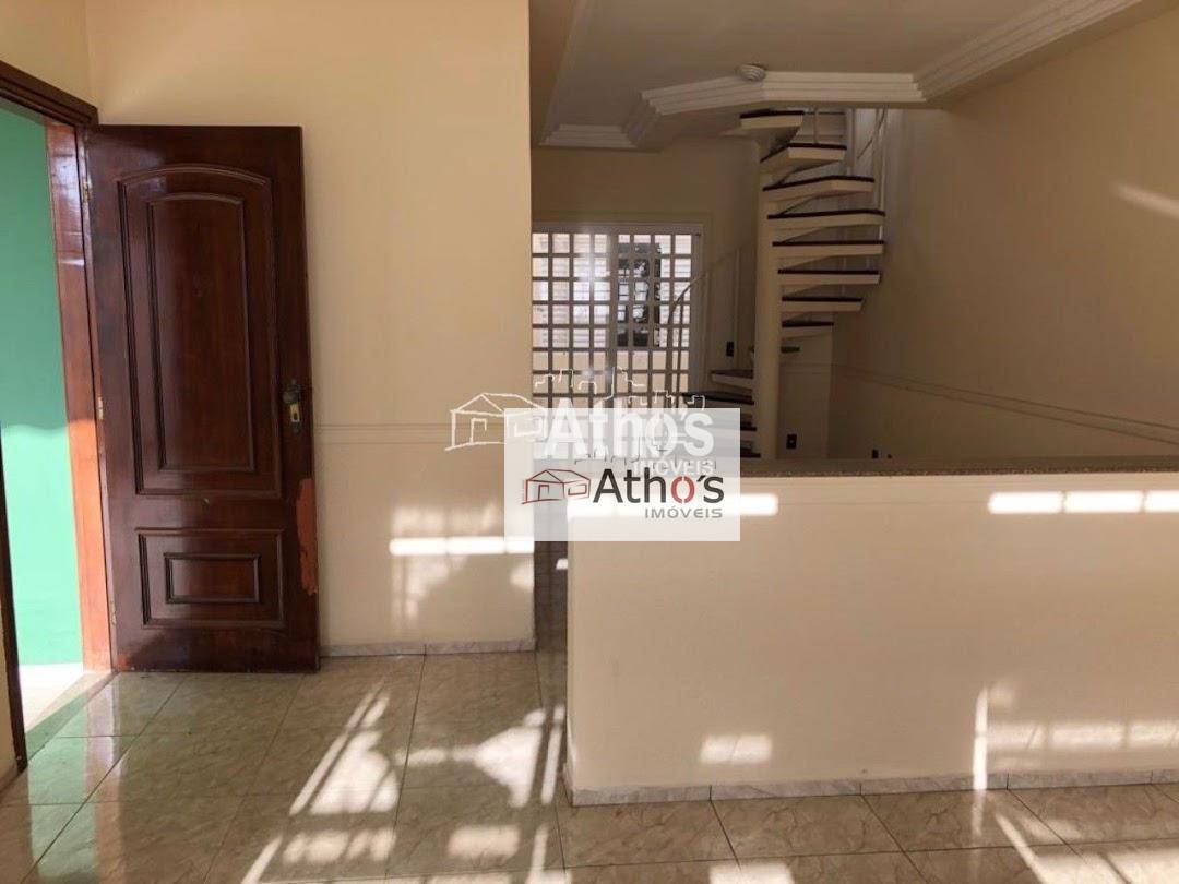 Sobrado à venda com 5 quartos, 250m² - Foto 2