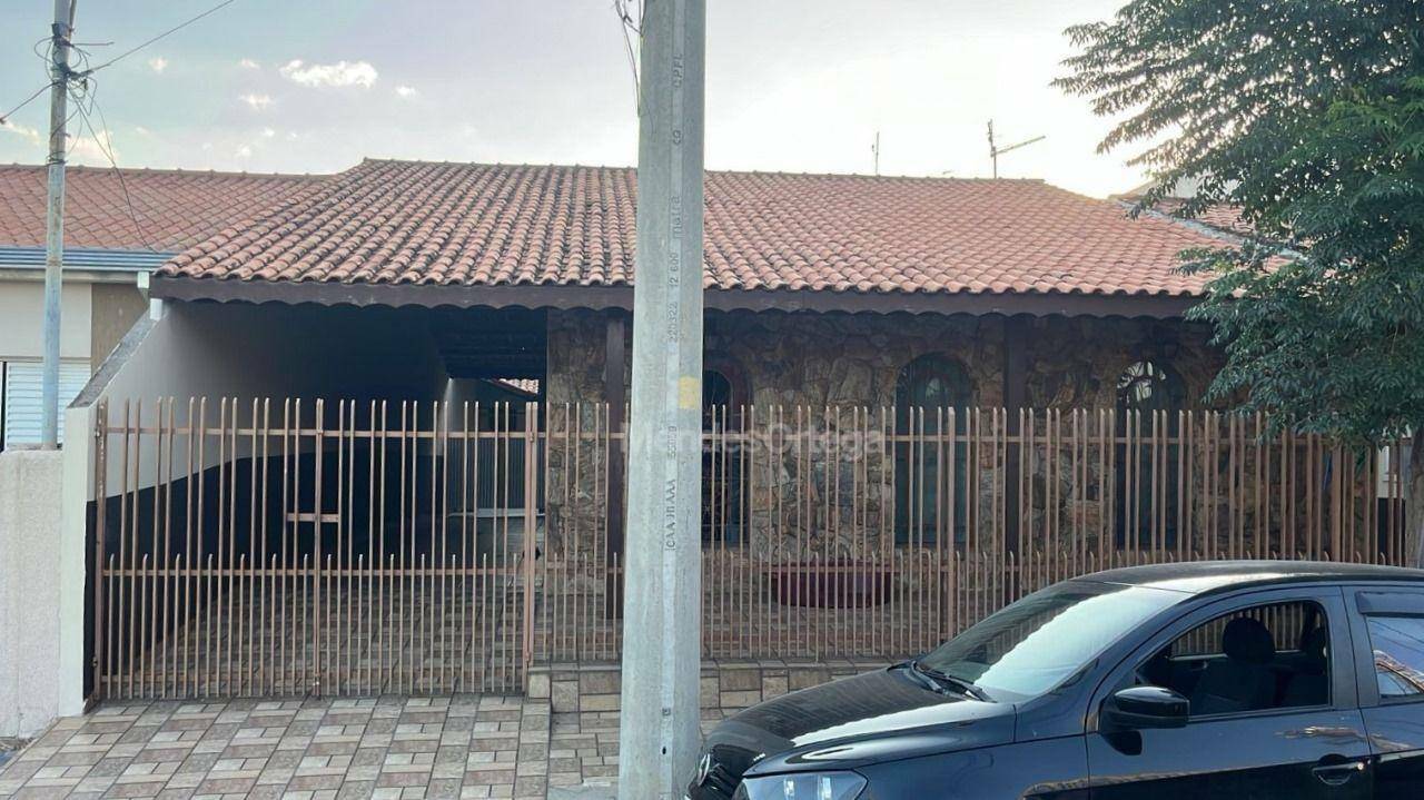 Casa à venda com 3 quartos, 214m² - Foto 1