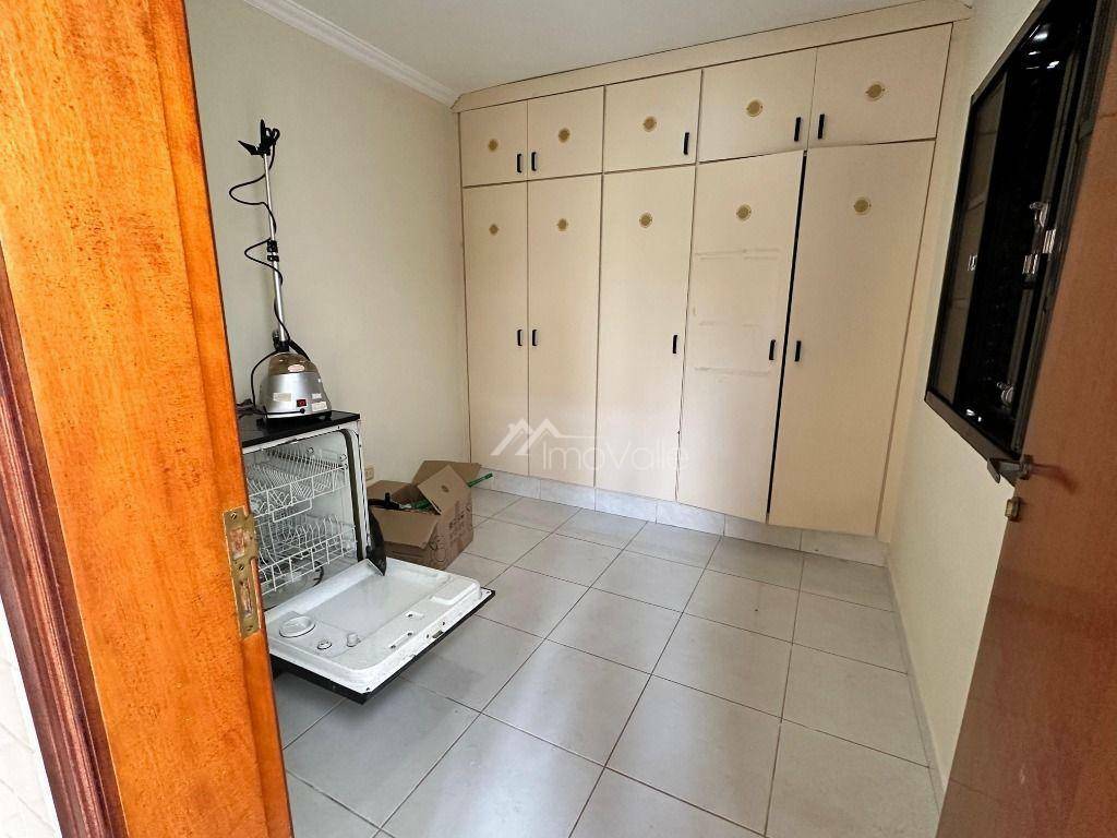 Casa de Condomínio para alugar com 4 quartos, 331m² - Foto 17