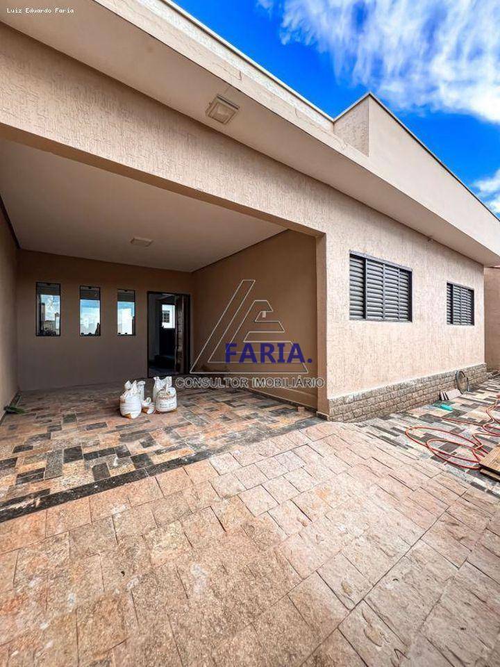 Casa à venda com 5 quartos, 240m² - Foto 2