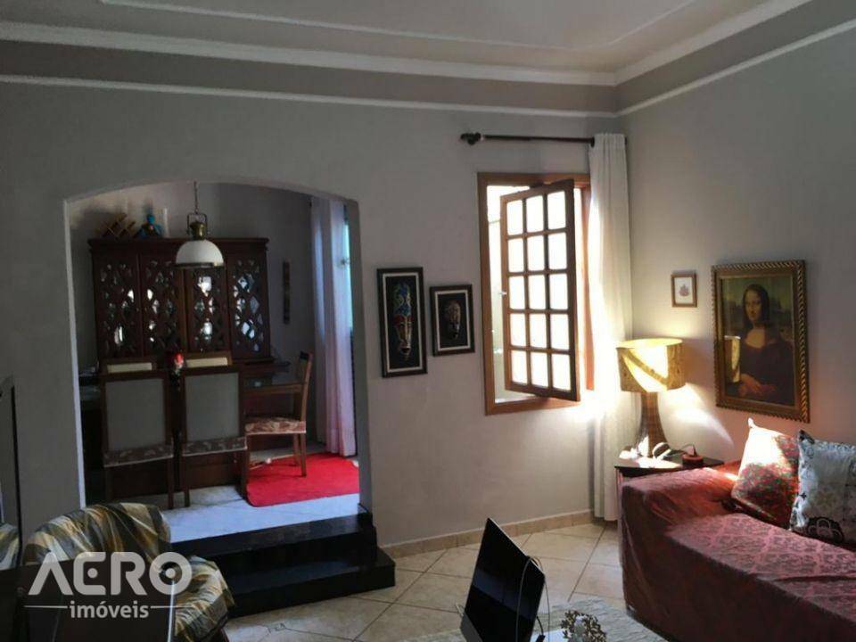 Casa à venda com 3 quartos, 233m² - Foto 1