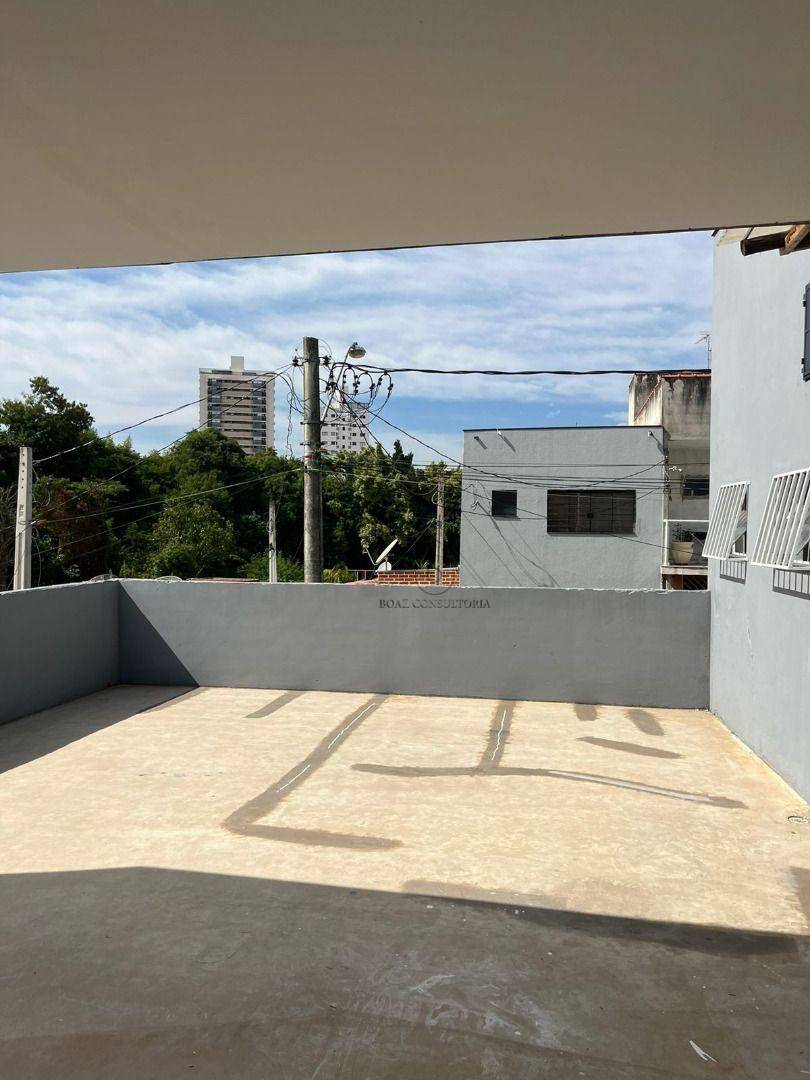 Casa à venda e aluguel com 3 quartos, 200m² - Foto 3