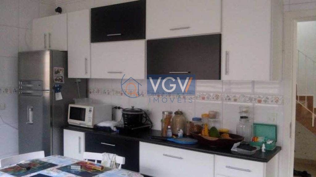 Casa à venda com 3 quartos, 200m² - Foto 1