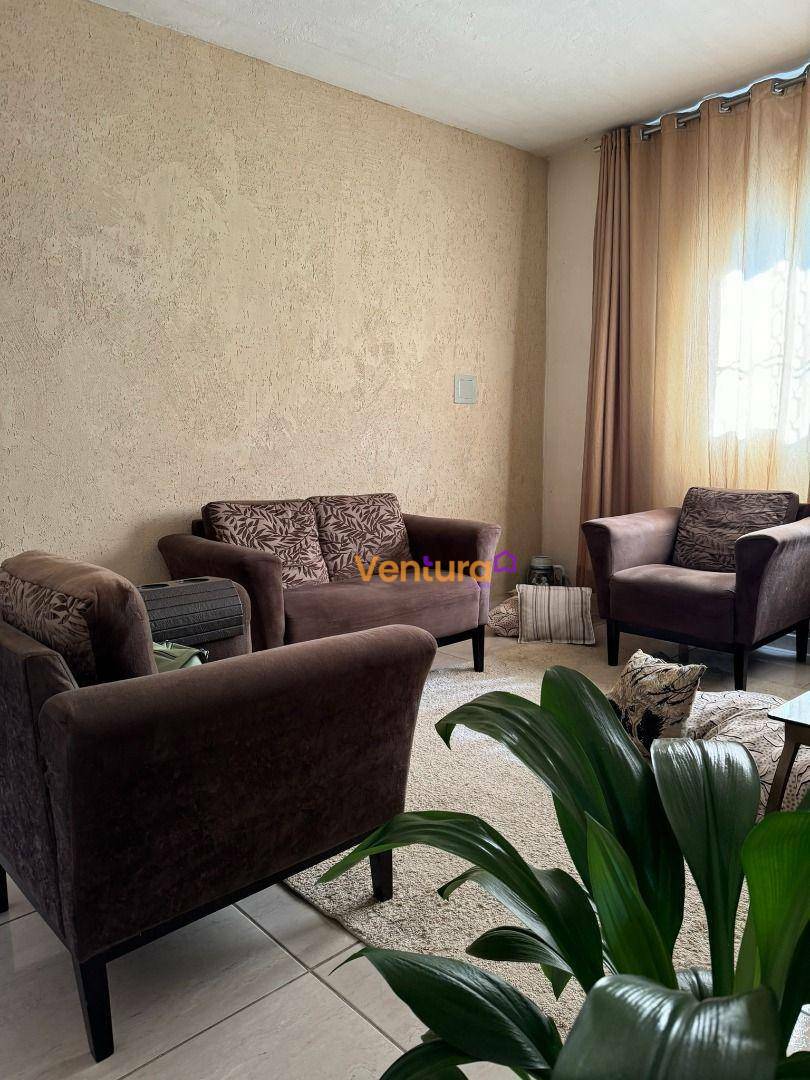 Casa à venda com 2 quartos, 100m² - Foto 1