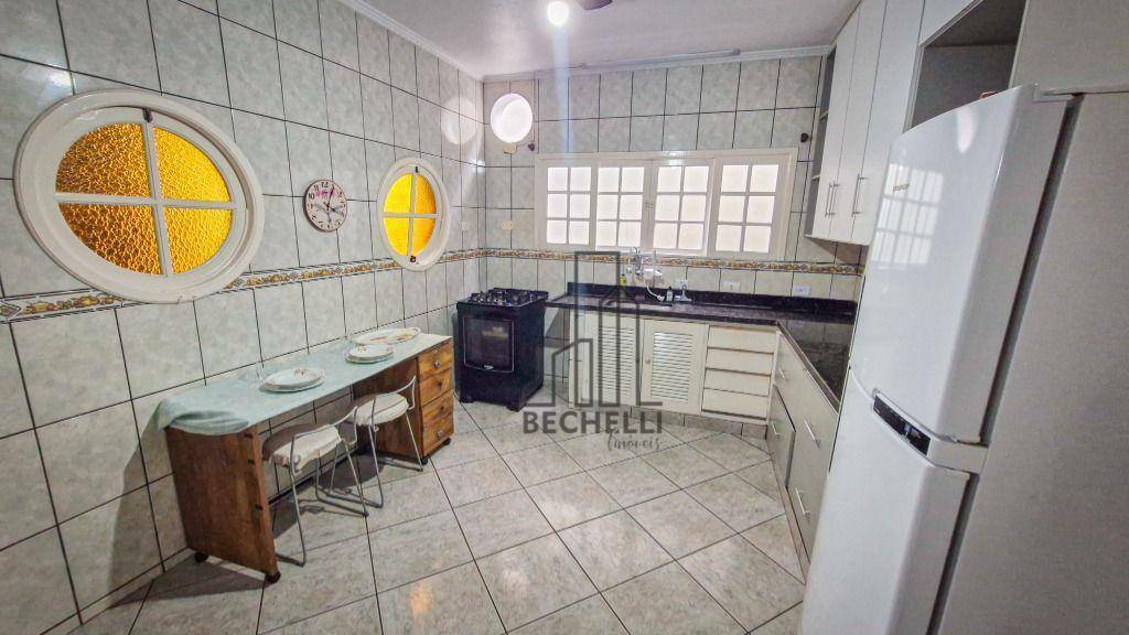 Casa para alugar com 4 quartos, 226m² - Foto 4