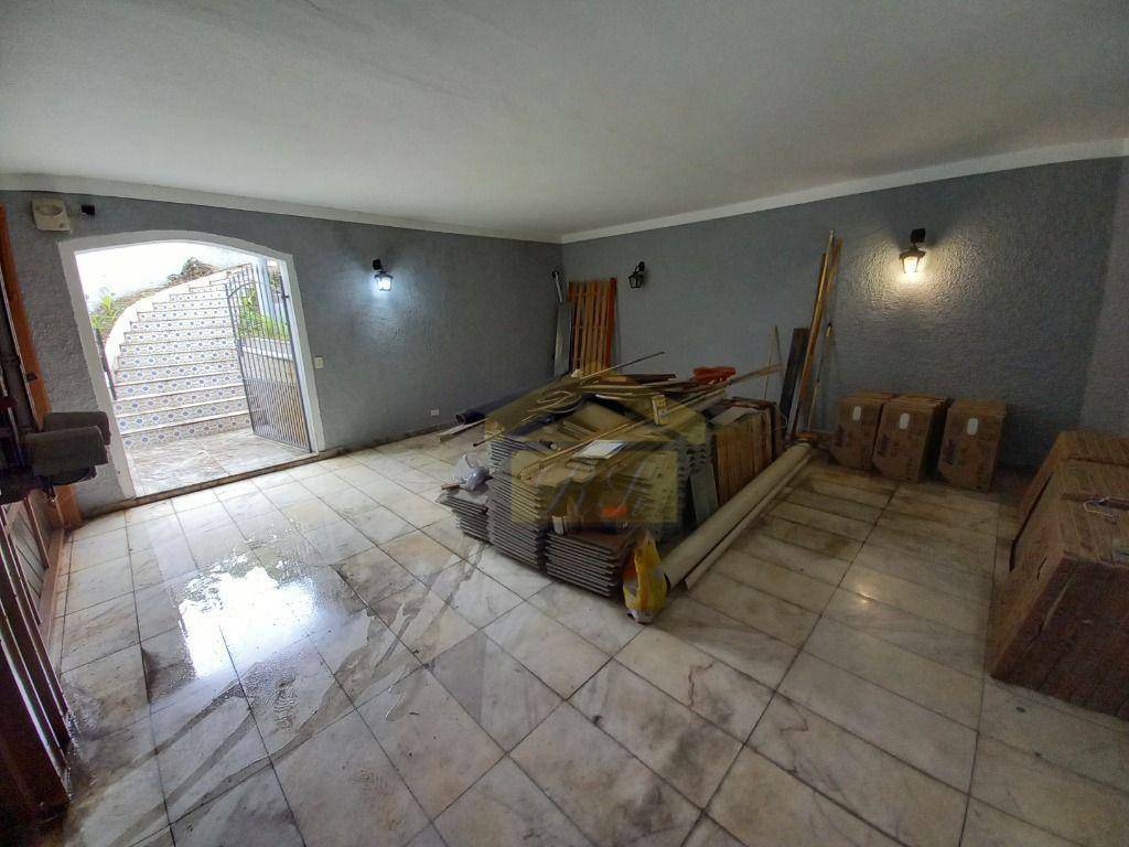 Casa à venda e aluguel com 3 quartos, 220m² - Foto 2