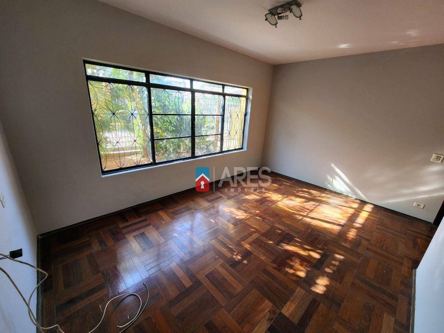 Casa para alugar com 4 quartos, 167m² - Foto 2