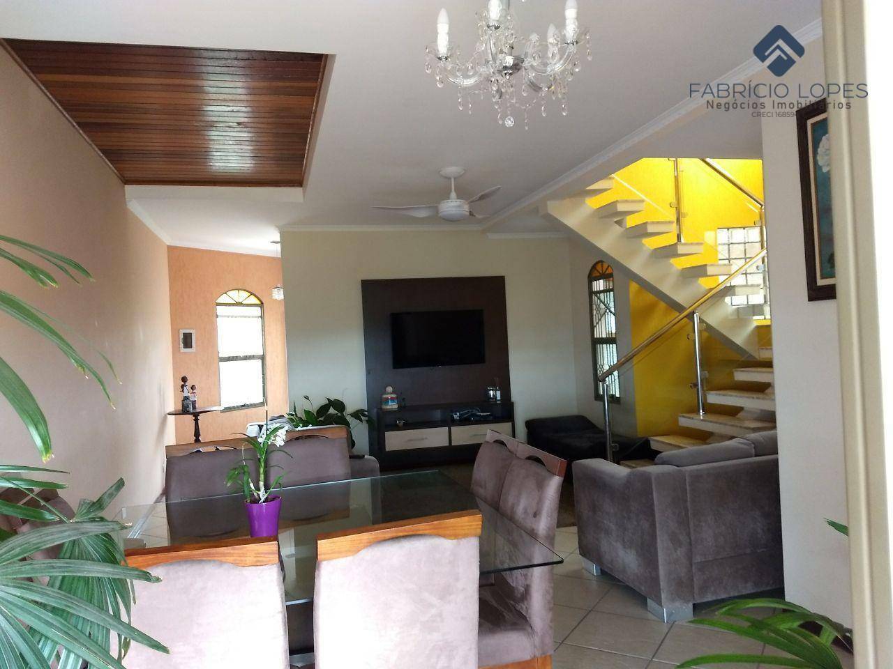 Casa à venda com 3 quartos, 190m² - Foto 1