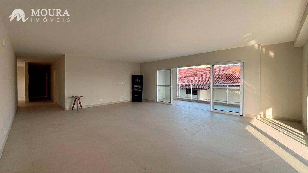 Apartamento à venda com 3 quartos, 221m² - Foto 2