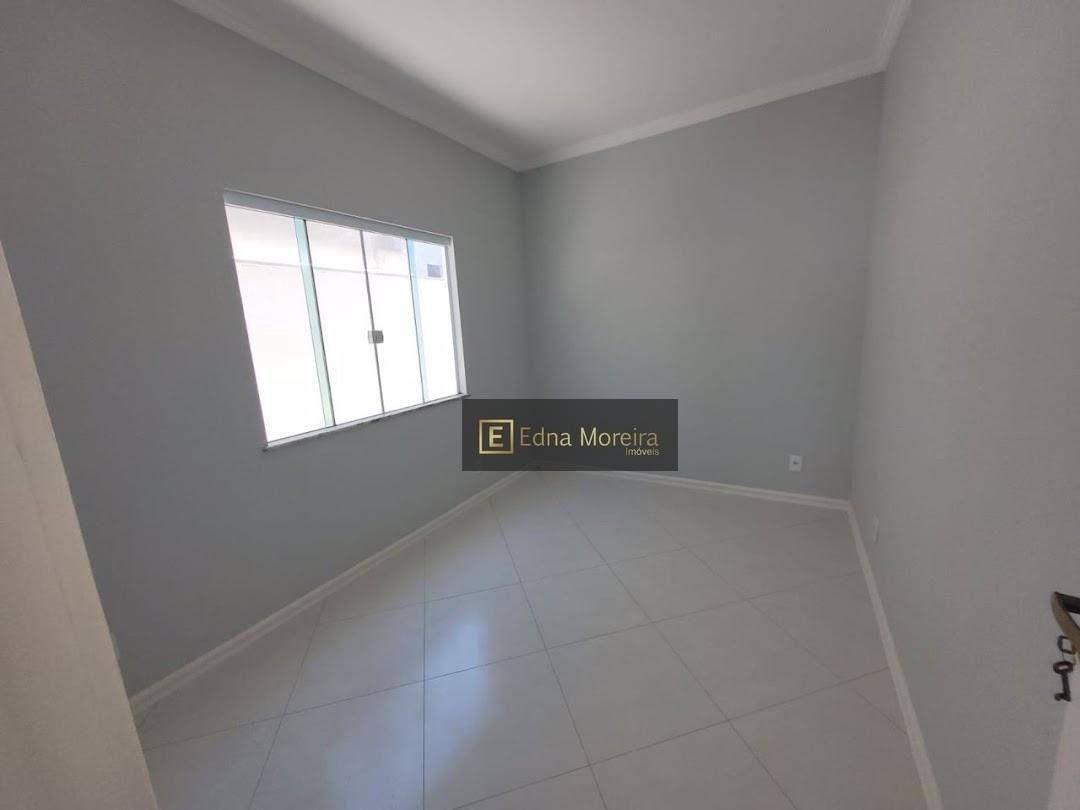 Casa à venda com 3 quartos, 81m² - Foto 2