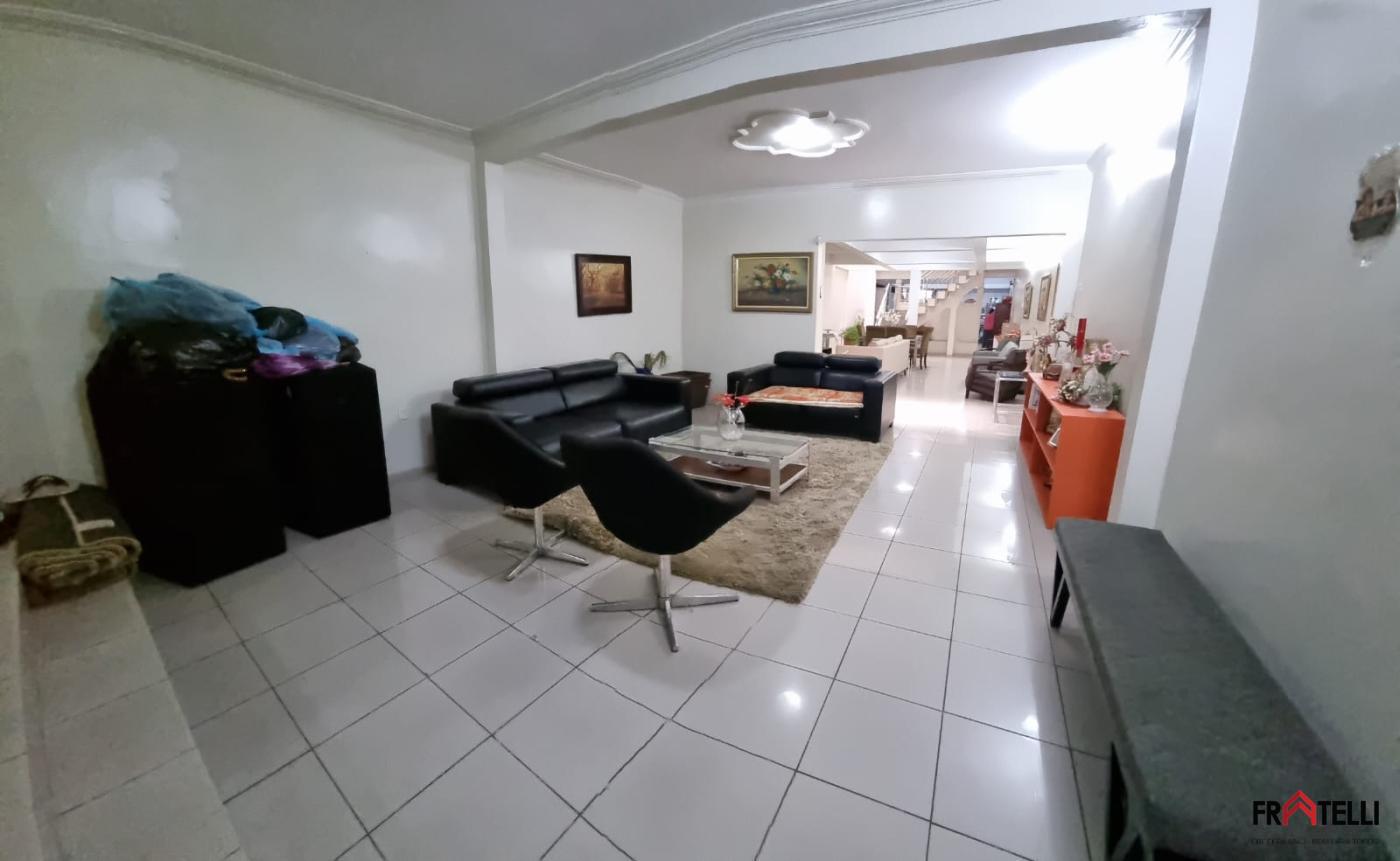 Casa à venda com 4 quartos, 241m² - Foto 2