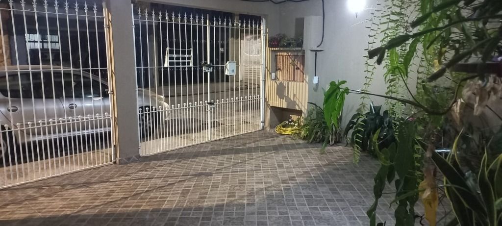 Sobrado à venda com 3 quartos, 200m² - Foto 2