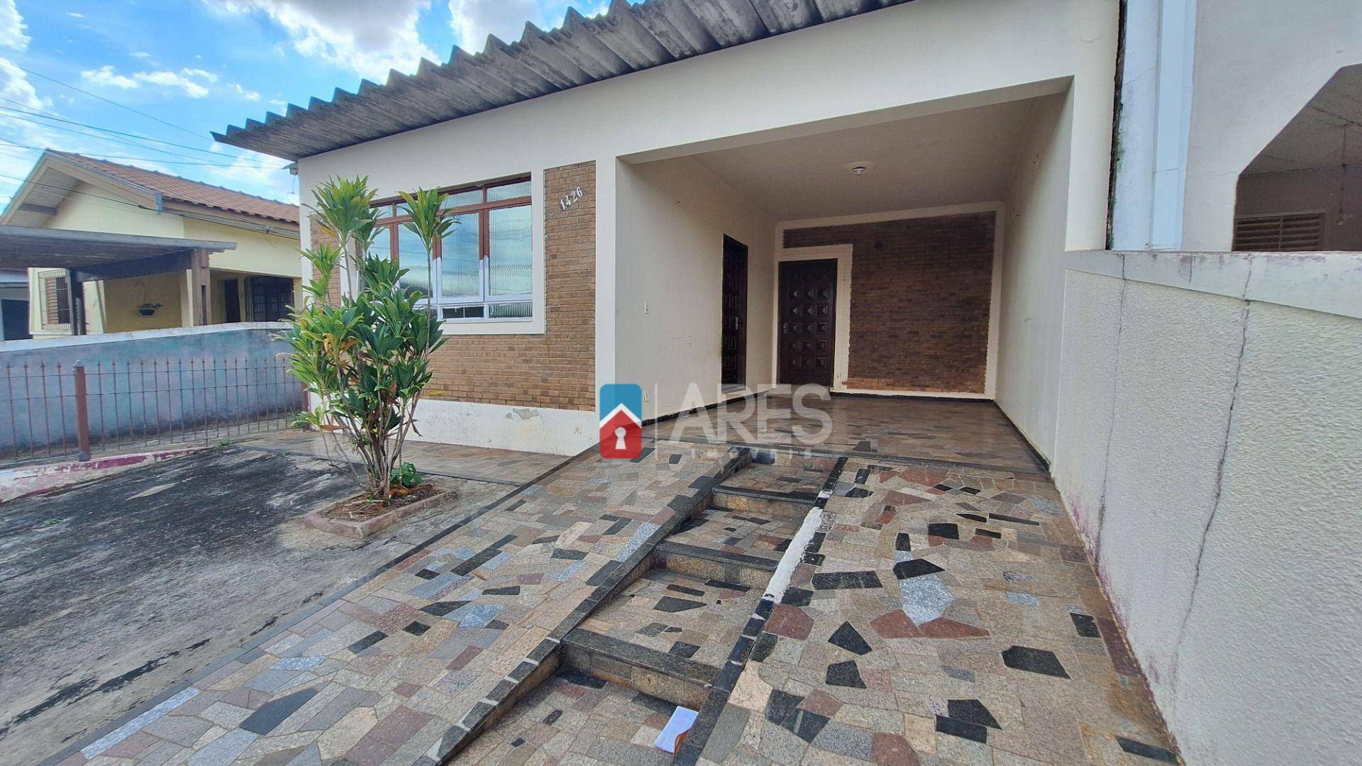 Casa para alugar com 3 quartos, 157m² - Foto 1