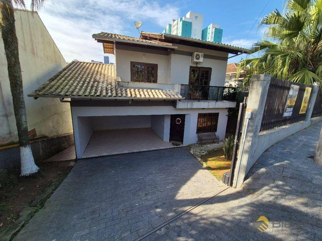 Casa à venda e aluguel com 3 quartos, 208m² - Foto 1