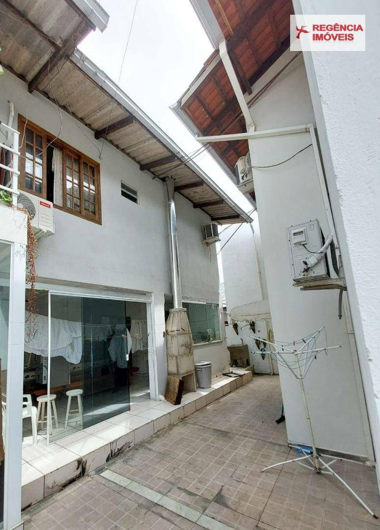 Casa à venda com 7 quartos, 300m² - Foto 22