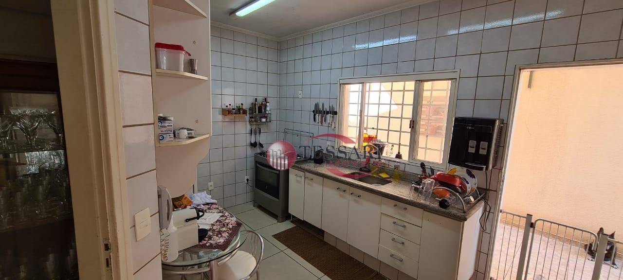 Casa à venda e aluguel com 3 quartos, 234m² - Foto 29