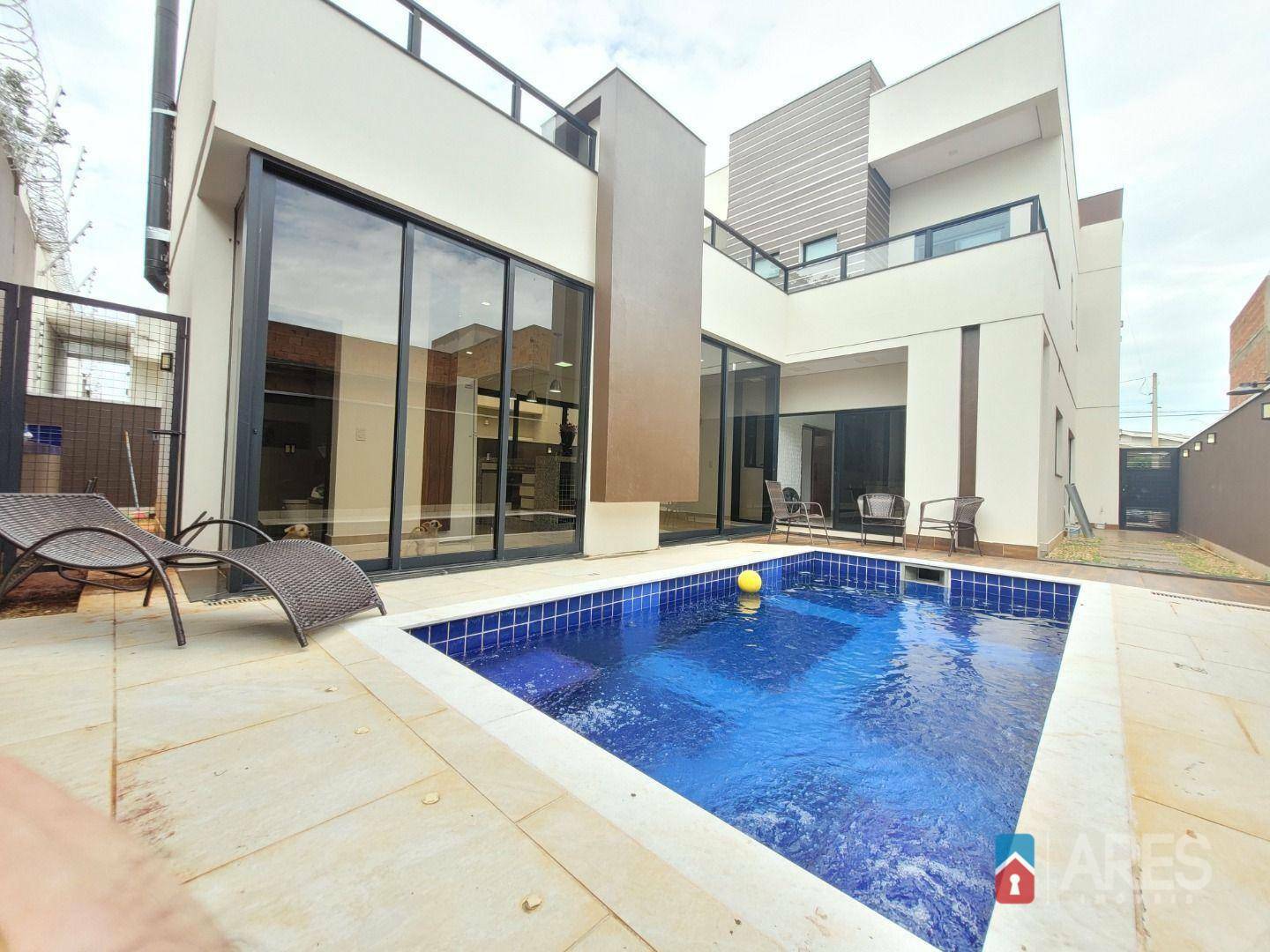 Casa de Condomínio à venda com 3 quartos, 254m² - Foto 1