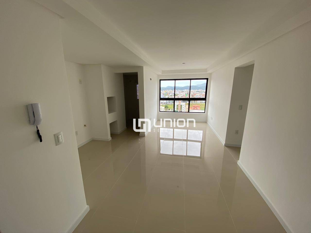 Apartamento à venda com 3 quartos, 75m² - Foto 2