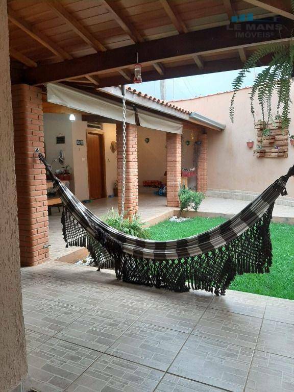 Casa à venda com 3 quartos, 225m² - Foto 1