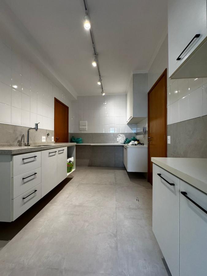 Apartamento para alugar com 3 quartos, 139m² - Foto 13