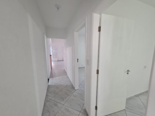 Casa à venda com 4 quartos, 210m² - Foto 2