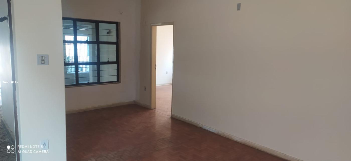 Casa à venda com 3 quartos, 190m² - Foto 1