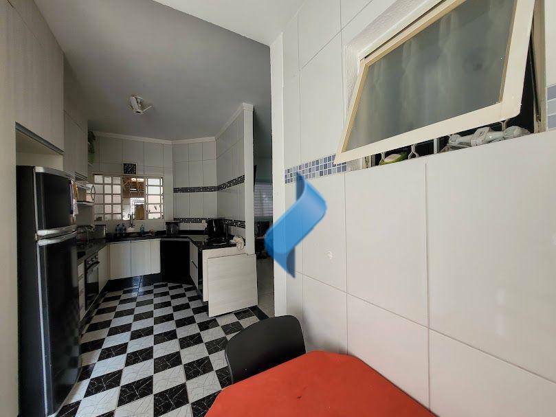 Casa à venda com 2 quartos, 60m² - Foto 7