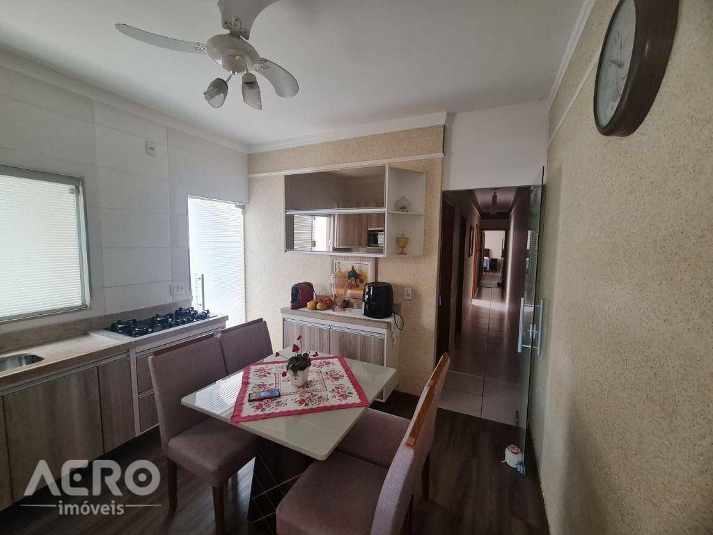 Casa à venda com 3 quartos, 139m² - Foto 1