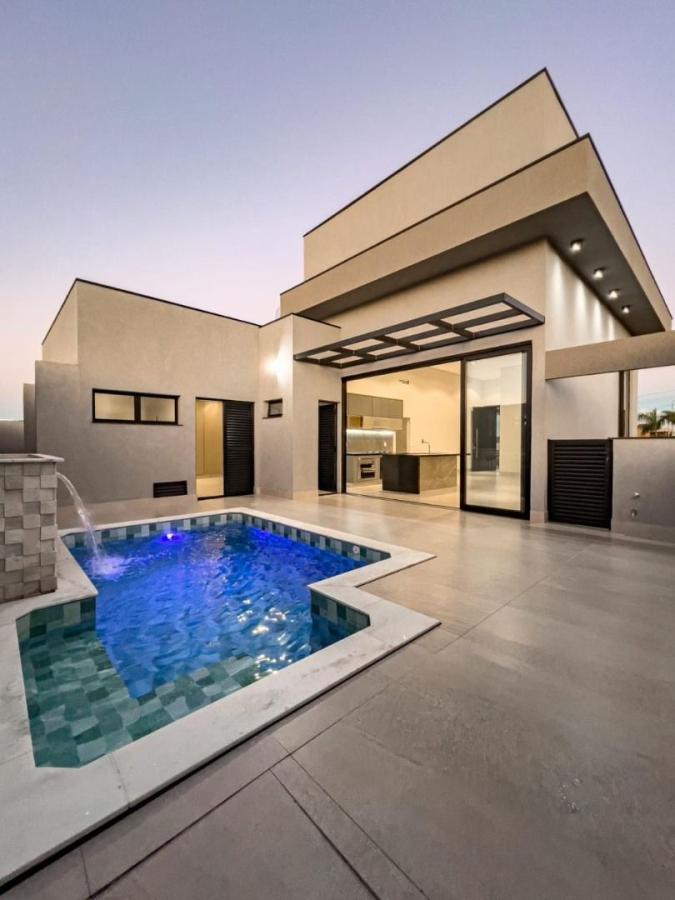 Casa à venda com 3 quartos, 149m² - Foto 1