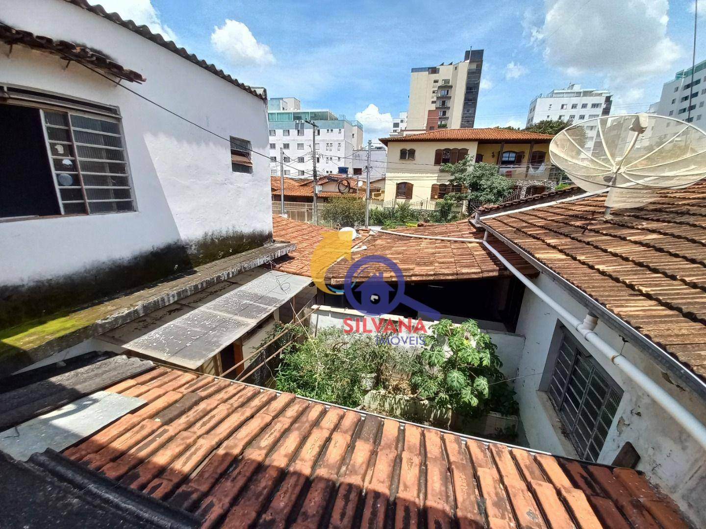 Casa para alugar com 3 quartos, 294m² - Foto 1