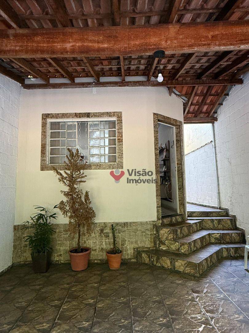 Casa à venda com 2 quartos, 120m² - Foto 1