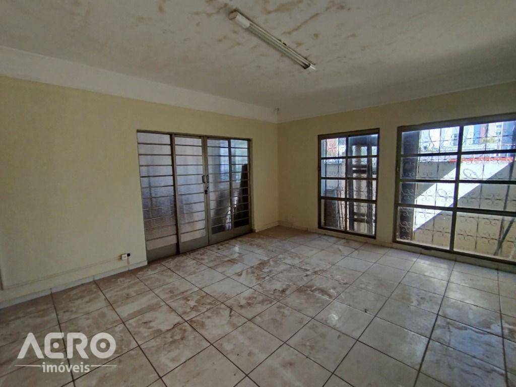 Casa para alugar com 4 quartos, 220m² - Foto 1