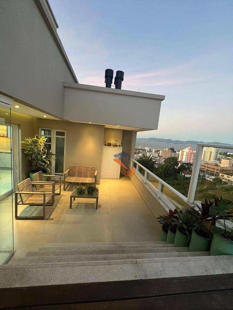 Cobertura, 3 quartos, 215 m² - Foto 4