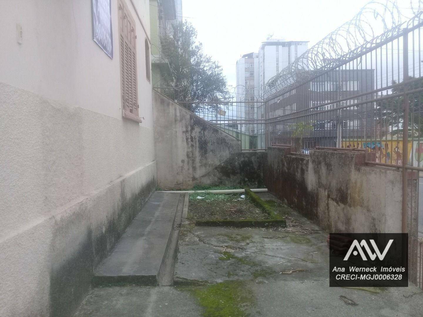 Casa à venda com 10 quartos, 200m² - Foto 2