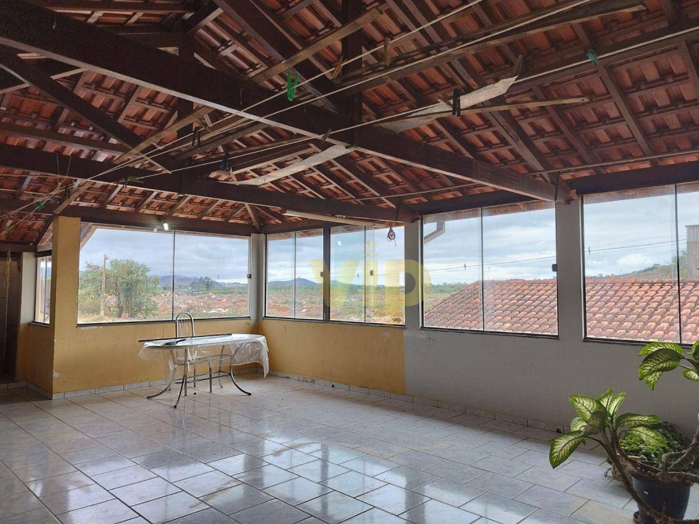 Casa à venda com 3 quartos, 163m² - Foto 1