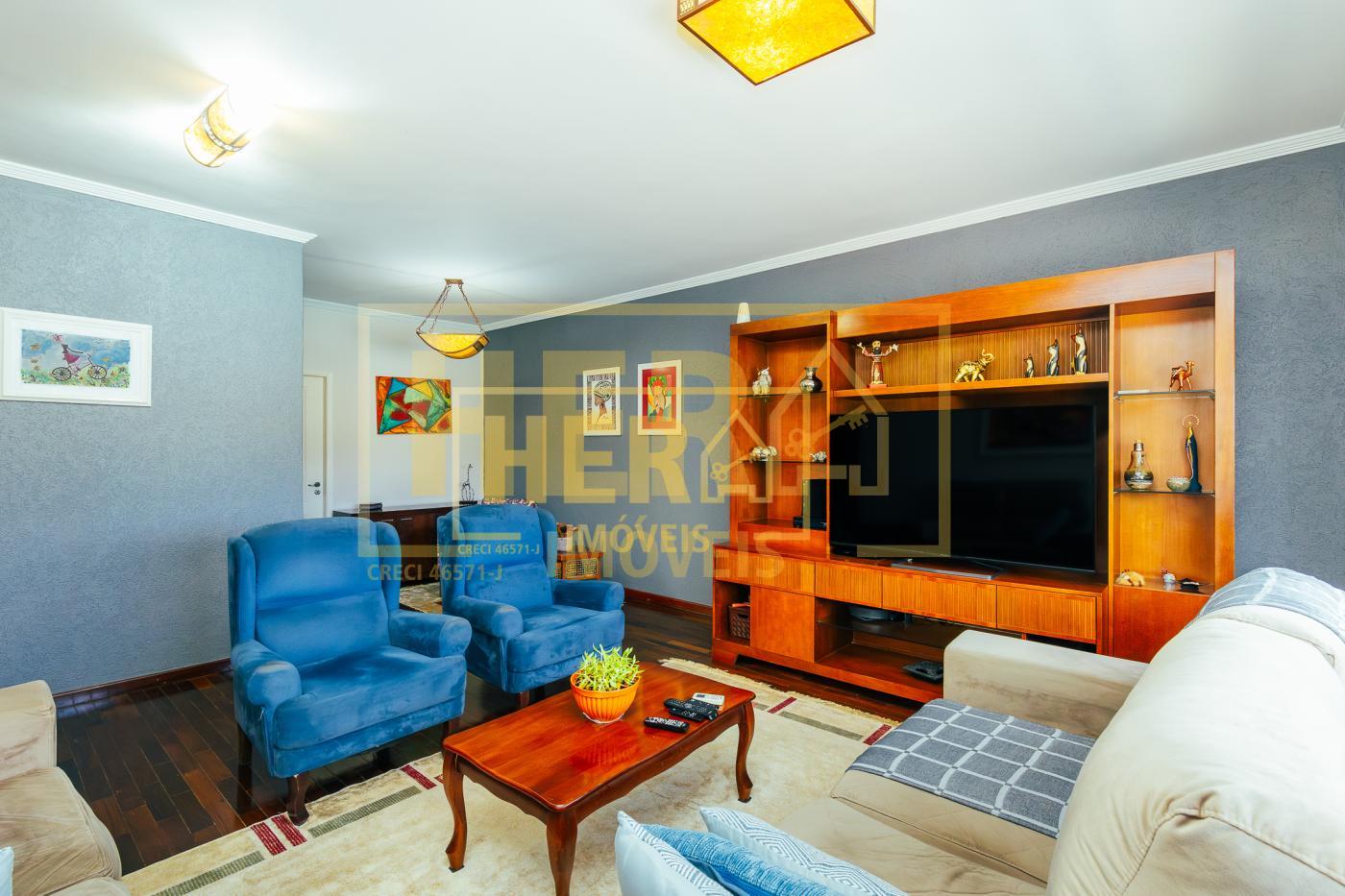 Casa à venda com 3 quartos, 227m² - Foto 1