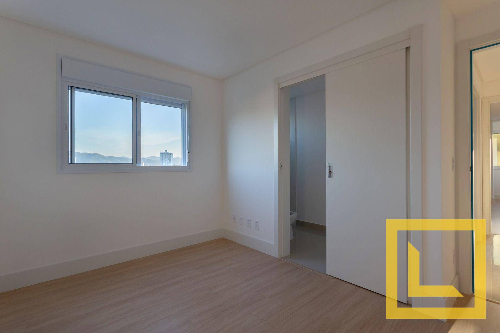 Apartamento à venda com 3 quartos, 111m² - Foto 2