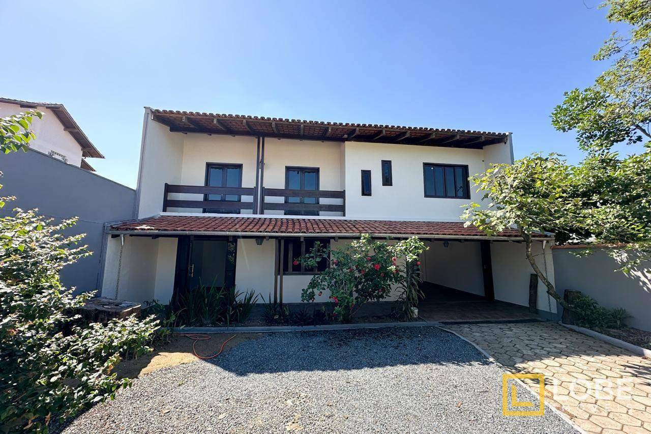 Casa à venda com 3 quartos, 240m² - Foto 1