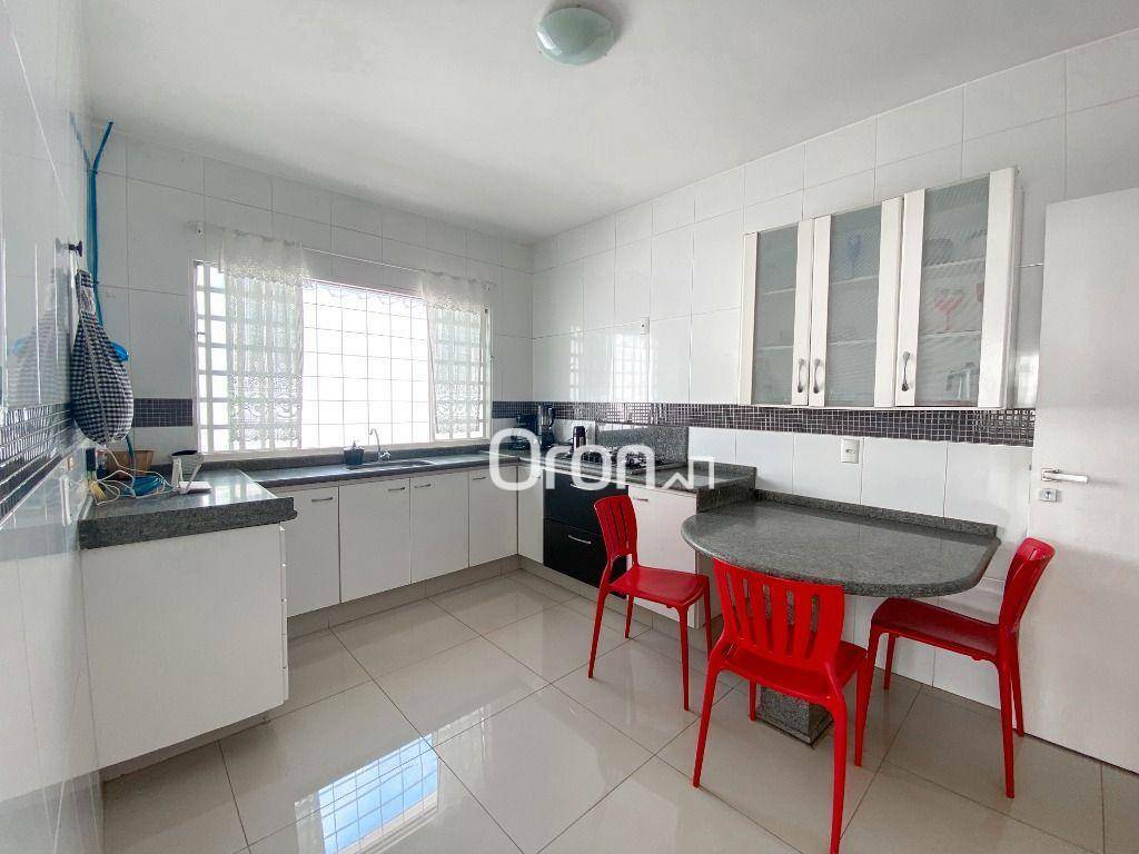 Casa à venda com 4 quartos, 380m² - Foto 9