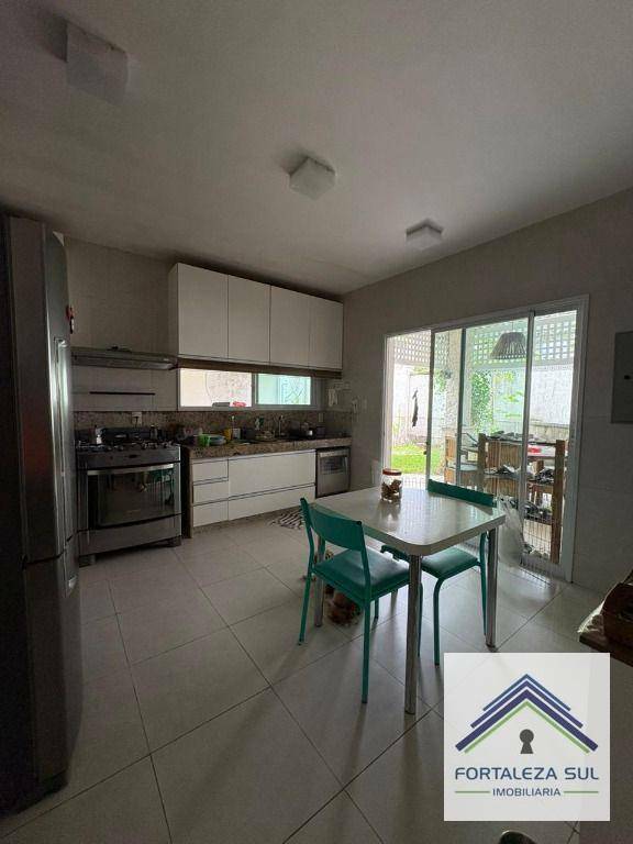 Casa de Condomínio à venda com 5 quartos, 307m² - Foto 4