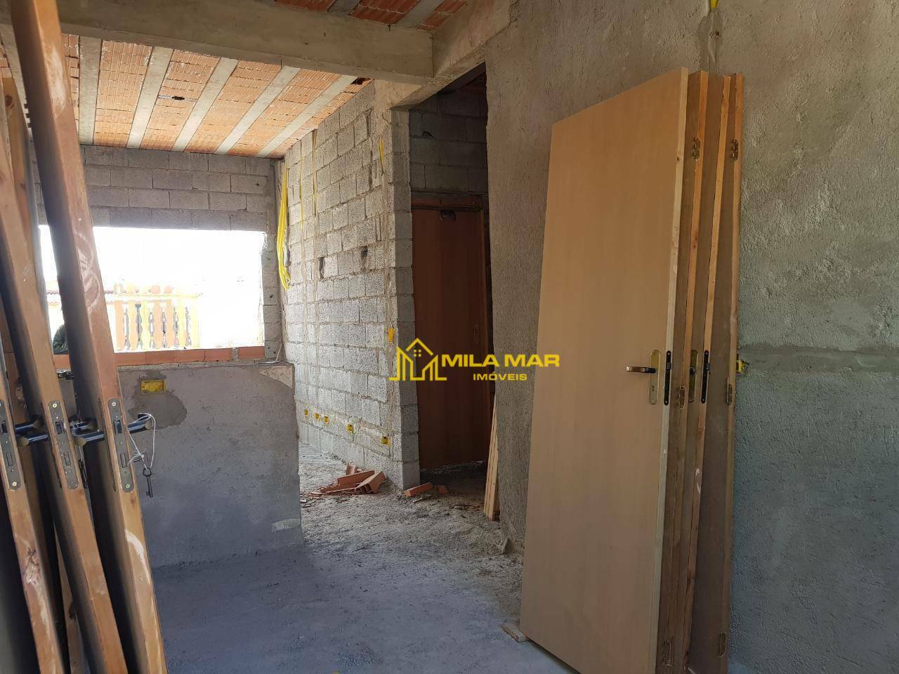 Casa à venda com 2 quartos, 70m² - Foto 2