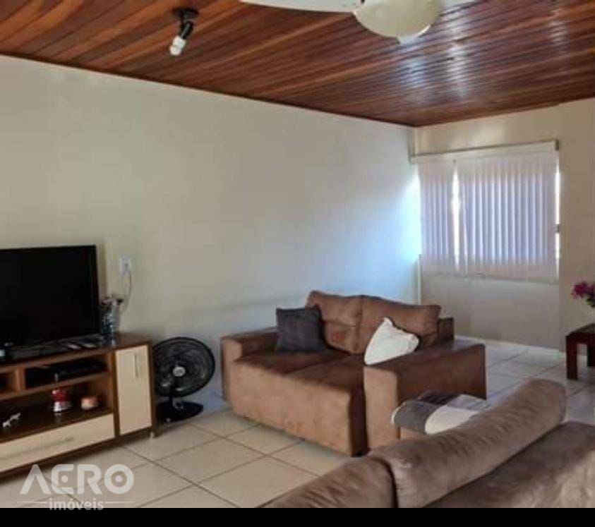 Casa à venda com 3 quartos, 221m² - Foto 1